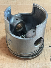 Cargar imagen en el visor de la galería, DT 225 200 150 hp Suzuki V6 PISTON left PORT 3-ring ribbed 84mm ranging 1987-2003
