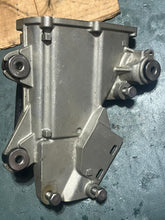 Cargar imagen en el visor de la galería, f 225 200 hp Yamaha vst FLOAT CHAMBER BODY w screws 69J-14181-00-00 2002-2010 four stroke
