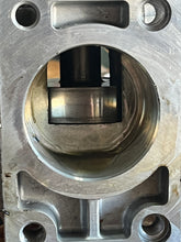 Charger l'image dans la galerie, 250 hp Yamaha CAMSHAFT ASSY 1 with gear 60V-12170-00-00 two stroke HPDI 3.3 Liter 2003-2009 some compatibility 200 225 300 hp
