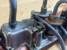 Cargar imagen en el visor de la galería, 150 - 250 hp Yamaha OX66 66K-14182-02-00 vst FLOAT CHAMBER COVER two stroke 2001-2002
