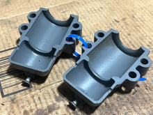 Cargar imagen en el visor de la galería, DF 70 60 hp Suzuki 54160-87E11 LOWER MOTOR MOUNT 1998-2009 four stroke 54166-87E00 LOWER MOUNT BOLT &amp; cover
