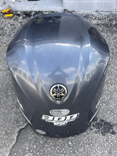Cargar imagen en el visor de la galería, f 300 hp Yamaha TOP COWLING 6CE-42610-00-00 6BJ-42610-10-8D 6BJ-42610-20-8D 6BJ-42610-21-8D four stroke 2007-15
