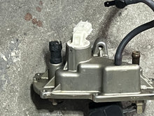 Load image into Gallery viewer, f 225 200 hp Yamaha vst FLOAT CHAMBER COVER 69J-14182-10-00 four stroke 2005-2010

