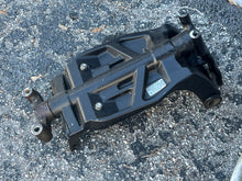 Cargar imagen en el visor de la galería, 250 225 300 hp Mercury 3.0 liter Optimax DFI SWIVEL BRACKET 8710T20 BOTTOM YOLK 826364F1 SWIVEL PIN steering arm 826432A2 SUP
