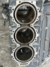 Cargar imagen en el visor de la galería, 300 hp Yamaha HPDI CRANKCASE BLOCK 6D0-15100-00-1S w COVER two stroke HPDI 2003-2009
