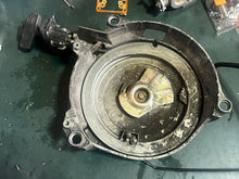 Charger l'image dans la galerie, DT 40 hp Suzuki RECOIL STARTER 18100-94411 two stroke 1989-94 manual pull-start
