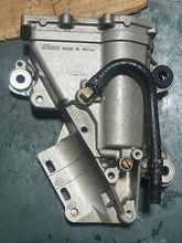 Cargar imagen en el visor de la galería, f 225 200 hp Yamaha vst FLOAT CHAMBER BODY w screws 69J-14181-00-00 2002-2010 four stroke
