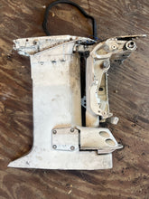 Cargar imagen en el visor de la galería, 200 hp Johnson Evinrude MIDSECTION 25” EXHAUST HOUSING 0435479 SWIVEL 0434724 ADAPTER 0436751 STEERING ARM 0437698 two stroke
