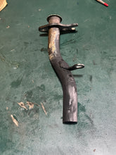 Charger l'image dans la galerie, BF 25 30 hp Honda 18330-ZV7-000 EXHAUST PIPE extension case 1997
