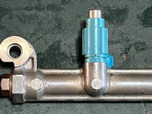 Cargar imagen en el visor de la galería, DF 250 225 200 hp Suzuki 15710-93J00 FUEL INJECTOR ASSY, 15751-93J00 DELIVERY PIPE four stroke 2004-11
