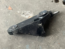Cargar imagen en el visor de la galería, 350 hp Mercury Verado BELT TENSIONER BRACKET 88535303S 8M0097816 PIN 888517 four stroke 135 - 400 hp

