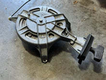 Charger l'image dans la galerie, 30 25 hp Yamaha RECOIL STARTER pull 689-15710-03-00 two stroke 1984-1993
