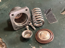 Cargar imagen en el visor de la galería, 115 hp Mercury Optimax FUEL RAIL DIAPHRAGM 804533 SPRING 804534 COVER 804535 Two Stroke DFI 2008 some 135 150 175 200 225 250
