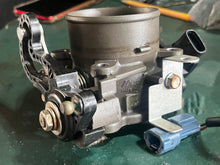 Charger l'image dans la galerie, BF 135 150 hp Honda THROTTLE BODY 16400-ZY6-013 four stroke 2007-up
