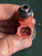 Load image into Gallery viewer, 150 175 200 hp Yamaha HPDI Fuel Injector 68F-13761-00-00 2.6L two stroke 2000-2011 cleaned
