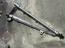 Cargar imagen en el visor de la galería, DF 225 200 hp Suzuki FUEL DELIVERY RAIL SET 15751-93J00 four stroke 2004-2020 some 250 300 hp
