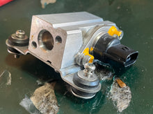 Load image into Gallery viewer, 250 hp Yamaha PRESSURE SENSOR 60V-82380-00-00 PIPE 60V-13938-00-00 two stroke HPDI 3.3 Liter 2003-2009 some compatibility 200
