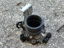 Charger l'image dans la galerie, BF 130 hp Honda THROTTLE BODY 16400-ZW5-013 Four Stroke 1999-2004
