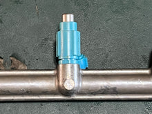 Cargar imagen en el visor de la galería, DF 250 225 200 hp Suzuki 15710-93J00 FUEL INJECTOR ASSY, 15751-93J00 DELIVERY PIPE four stroke 2004-11
