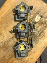 Cargar imagen en el visor de la galería, 70 hp Johnson Evinrude 313355 d2 d1 CARBURETOR w linkages, choke solenoid &amp; plunger TWO STROKE oem 0393546 0393547 CARBURETOR
