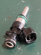 Charger l'image dans la galerie, DF 30 25 hp Suzuki FUEL INJECTOR 15710-82M00 four stroke 2015-2024 - resistance tested
