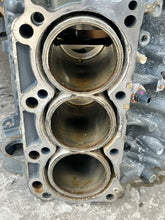 Cargar imagen en el visor de la galería, BF 225 200 175 hp Honda CYLINDER BLOCK ASSY 12000-ZY3-436ZA CRANKSHAFT 13310-RGL-A00 four stroke 2007-up
