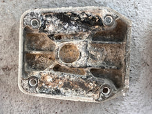 Charger l'image dans la galerie, 90 - 225 hp Johnson Evinrude 37773 0338741 lower engine mount covers v4 v6 TWO STROKE 1993-2000
