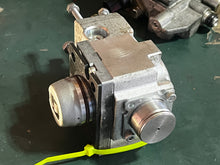 Load image into Gallery viewer, 225 250 300 hp Yamaha FUEL PUMP ASSY 60V-13910-00-00 V6 3.3L two stroke HPDI 2003-2009 some 200 hp
