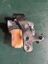 Charger l'image dans la galerie, 60 50 40 30 hp Mercury EFI 880121 BRACKET AND FUEL FILTER 879884T four stroke OEM
