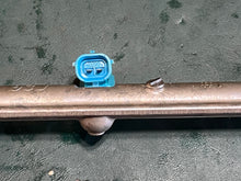 Cargar imagen en el visor de la galería, DF 250 225 200 hp Suzuki 15710-93J00 FUEL INJECTOR ASSY, 15751-93J00 DELIVERY PIPE four stroke 2004-11
