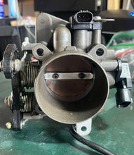 Charger l'image dans la galerie, BF 135 150 hp Honda THROTTLE BODY 16400-ZY6-013 four stroke 2007-up
