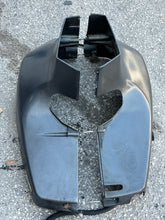 Charger l'image dans la galerie, 200 225 250 hp Johnson ENGINE SIDE COVERS stbd 0439773 439762 port 0344806 two stroke 1999-2001
