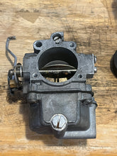 Cargar imagen en el visor de la galería, 70 hp Johnson Evinrude 313355 d2 d1 CARBURETOR w linkages, choke solenoid &amp; plunger TWO STROKE oem 0393546 0393547 CARBURETOR
