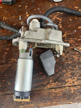 Charger l'image dans la galerie, f 115 hp Yamaha 68V-14180-01-00 vst FUEL FLOAT CHAMBER ASSY with pump 2000-2011 Four Stroke
