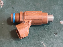 Load image into Gallery viewer, DF 200 hp Suzuki FUEL INJECTOR 15710-96J00 four stroke 2004-2022 some compatibility 150 175 hp
