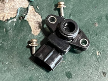 Load image into Gallery viewer, DF 115 hp Suzuki map PRESSURE SENSOR 18590-68H00 four stroke 2013-2020 some 140 150 175 200 hp
