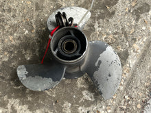 Cargar imagen en el visor de la galería, BF 25 30 hp Honda 58130-ZV7-000ZA PROPELLER 9 1/4 x 12 pitch OEM with hardware
