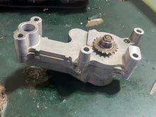 Cargar imagen en el visor de la galería, DF 225 200 250 hp Suzuki OIL PUMP ASSY 16400-93J01 with SPROCKET 12632-93J11 four stroke 2004-2011
