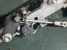 Charger l'image dans la galerie, DF 150 hp Suzuki THROTTLE LEVER HOLDER 19115-96J00, ROD 13510-96J00, SHIFT POSITION SENSOR 13580-93J02, TILT LIMIT 37722-93J1
