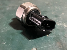 Cargar imagen en el visor de la galería, f 150 hp Yamaha OIL PRESSURE SENDER 6AW-83651-00-00 four stroke 150-300hp 2007-2019
