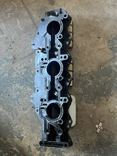 Cargar imagen en el visor de la galería, 175 150 135 hp Ficht Evinrude INTAKE MANIFOLD STBD 0346149 LEAF PLATE 0437591 two stroke 2005-2006
