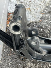 Cargar imagen en el visor de la galería, DF 60 70 hp Suzuki STEERING BRACKET 43750-99E02-0EP SWIVEL BRACKET 43111-99E00-0EP four stroke 1998-2009 compatible up to df1
