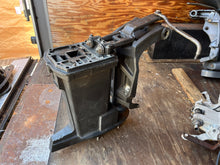 Cargar imagen en el visor de la galería, 90 hp Mercury MIDSECTION DRIVESHAFT HOUSING 8974A11 SWIVEL 1499-8710A4 8710A17 8710A20 8M0102865 STEERING ARM PIN 12079A3 120
