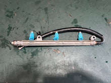Cargar imagen en el visor de la galería, DF 250 225 200 hp Suzuki 15710-93J00 FUEL INJECTOR ASSY, 15751-93J00 DELIVERY PIPE four stroke 2004-11

