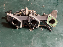 Charger l'image dans la galerie, BF 25 30 hp Honda INTAKE MANIFOLD 17100-ZV7-000ZA with THROTTLE ROD DIAPHRAGM 16400-ZV5-015 four stroke pre 1997-2003
