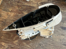 Cargar imagen en el visor de la galería, 200 hp Johnson Evinrude MIDSECTION 25” EXHAUST HOUSING 0435479 SWIVEL 0434724 ADAPTER 0436751 STEERING ARM 0437698 two stroke
