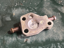 Cargar imagen en el visor de la galería, 6 5 hp Evinrude 345461-1 COVER &amp; NIPPLE ASSY 5000278 for carburetor bowl Accelerator Pump Four Stroke 1998-2000
