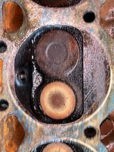 Cargar imagen en el visor de la galería, sold ebay aug2025——5.0 5.7 Liter OMC 1989 cylinder head #2 3853852 985431 Valve Cover 0986748 volvo
