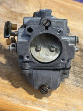 Cargar imagen en el visor de la galería, 70 hp Johnson Evinrude 313355 d2 d1 CARBURETOR w linkages, choke solenoid &amp; plunger TWO STROKE oem 0393546 0393547 CARBURETOR with linkages two stroke 1978-88
