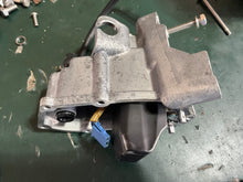 Cargar imagen en el visor de la galería, DF 225 250 200 hp Suzuki VST TOP COVER 15600-98J00 four stroke 2004-2011
